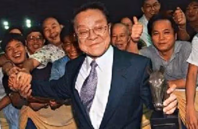 2006年董驃去世,葬禮上成龍曾志偉扶靈,四妻七子為何能相處融洽