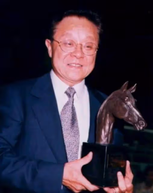 2006年董驃去世,葬禮上成龍曾志偉扶靈,四妻七子為何能相處融洽