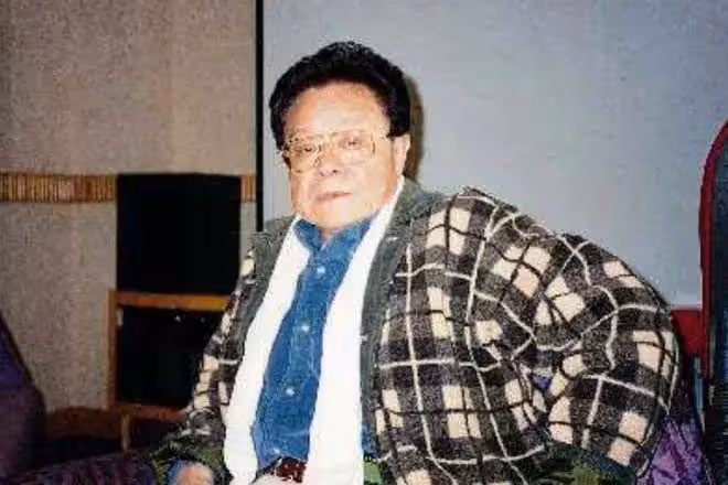 2006年董驃去世,葬禮上成龍曾志偉扶靈,四妻七子為何能相處融洽