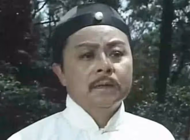 2006年董驃去世,葬禮上成龍曾志偉扶靈,四妻七子為何能相處融洽