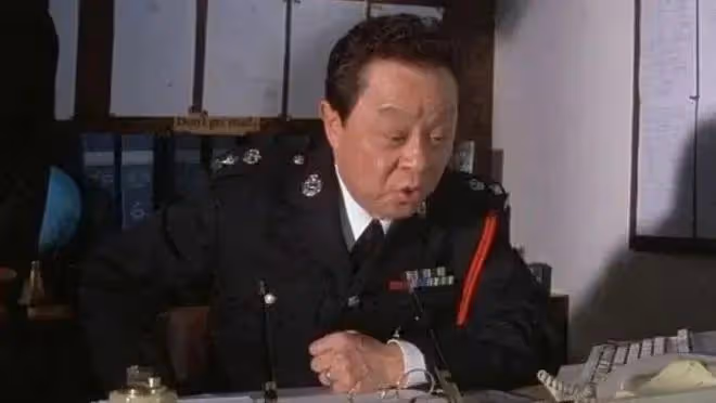 2006年董驃去世,葬禮上成龍曾志偉扶靈,四妻七子為何能相處融洽