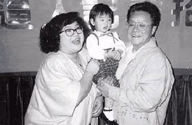 2006年董驃去世,葬禮上成龍曾志偉扶靈,四妻七子為何能相處融洽