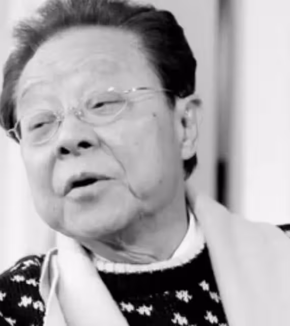 2006年董驃去世,葬禮上成龍曾志偉扶靈,四妻七子為何能相處融洽