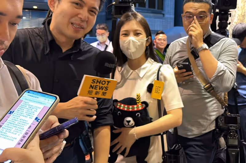 狗仔直擊｜黃仁勳離台倒數！NVIDIA欣葉台菜包場餞別　雞排妹送「台灣黑熊」追星