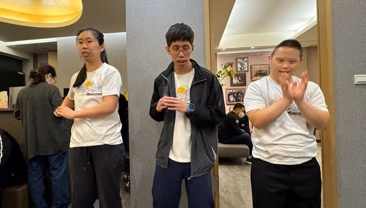 寬姐母喪｜靈前最溫馨一幕！弱勢孩子們摺蓮花　表演給天上阿嬤看
