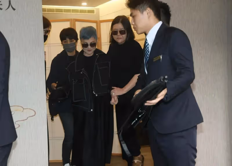 寬姐母喪｜靈前最溫馨一幕！弱勢孩子們摺蓮花　表演給天上阿嬤看