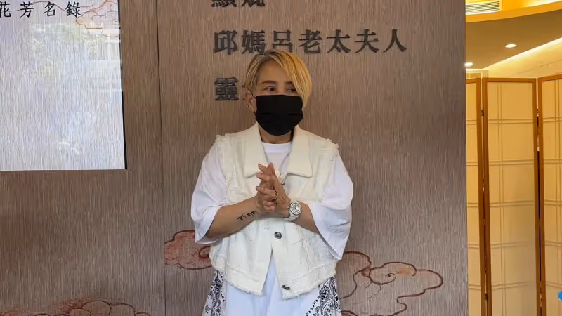 寬姐母喪｜靈前最溫馨一幕！弱勢孩子們摺蓮花　表演給天上阿嬤看