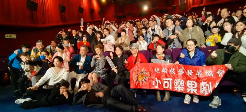 寬姐母喪｜靈前最溫馨一幕！弱勢孩子們摺蓮花　表演給天上阿嬤看