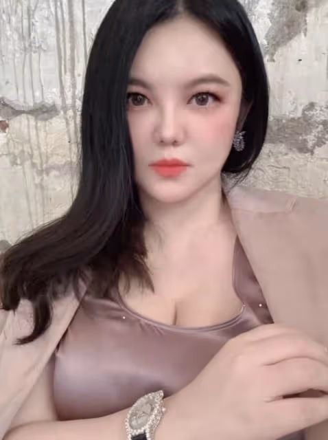 李湘母女合體登封,辣媽瘦一圈腿和女兒一樣細,王詩齡美出高級感
