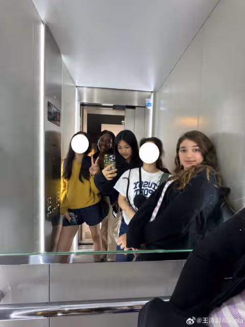 李湘母女合體登封,辣媽瘦一圈腿和女兒一樣細,王詩齡美出高級感