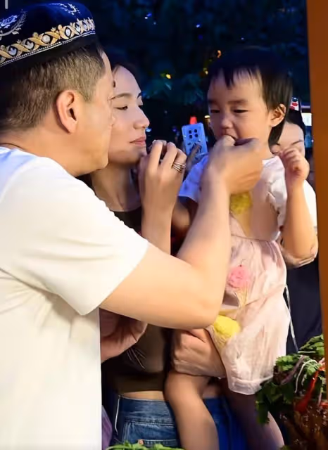 李亞鵬帶妻女回新疆,海哈金喜媽媽同行,祖孫三代拍藝術照超有愛