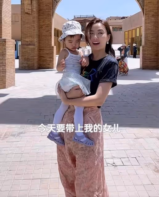 李亞鵬帶妻女回新疆,海哈金喜媽媽同行,祖孫三代拍藝術照超有愛