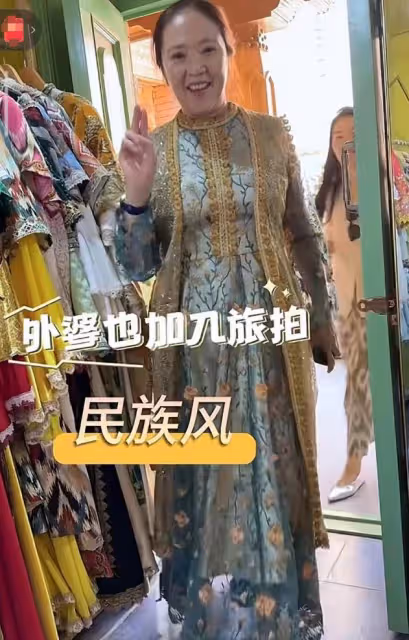 李亞鵬帶妻女回新疆,海哈金喜媽媽同行,祖孫三代拍藝術照超有愛