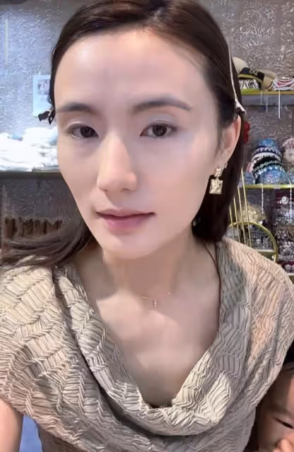 李亞鵬帶妻女回新疆,海哈金喜媽媽同行,祖孫三代拍藝術照超有愛
