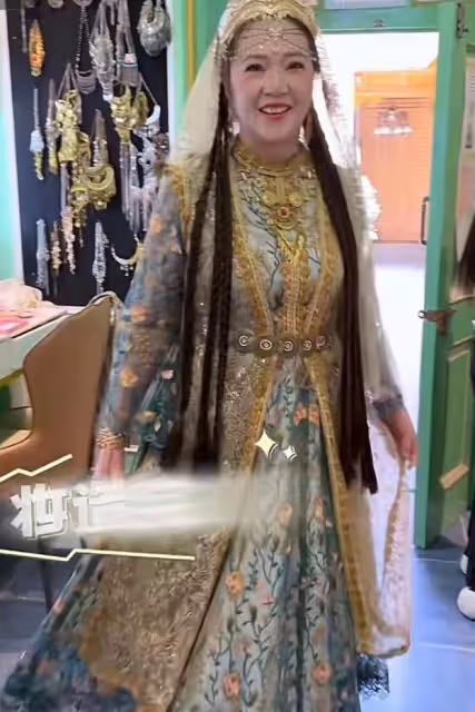 李亞鵬帶妻女回新疆,海哈金喜媽媽同行,祖孫三代拍藝術照超有愛