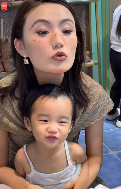 李亞鵬帶妻女回新疆,海哈金喜媽媽同行,祖孫三代拍藝術照超有愛