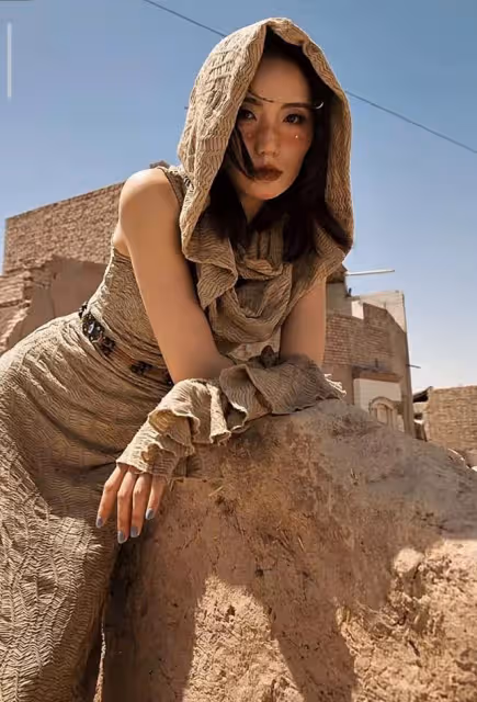 李亞鵬帶妻女回新疆,海哈金喜媽媽同行,祖孫三代拍藝術照超有愛