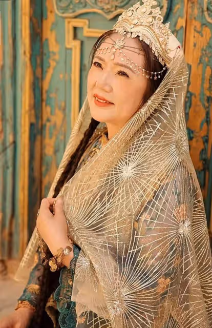 李亞鵬帶妻女回新疆,海哈金喜媽媽同行,祖孫三代拍藝術照超有愛