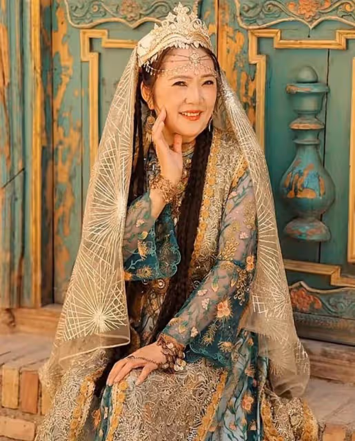李亞鵬帶妻女回新疆,海哈金喜媽媽同行,祖孫三代拍藝術照超有愛