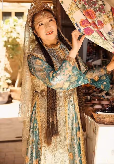 李亞鵬帶妻女回新疆,海哈金喜媽媽同行,祖孫三代拍藝術照超有愛