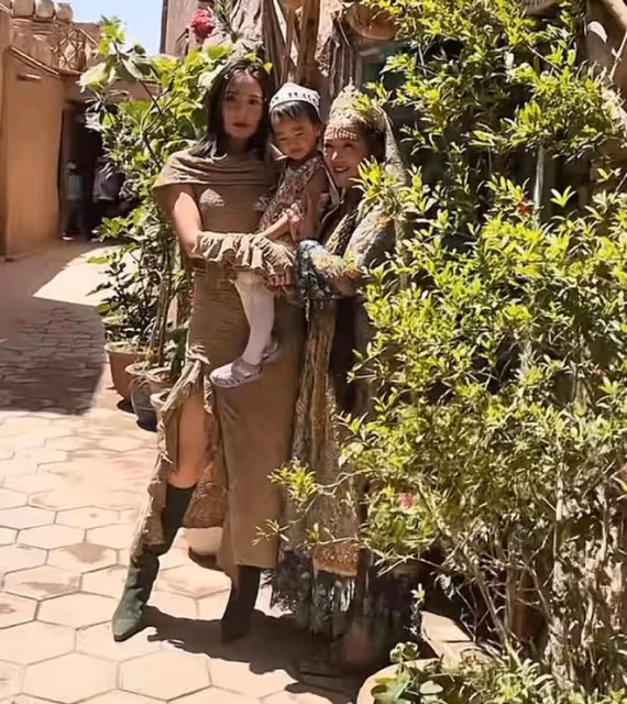 李亞鵬帶妻女回新疆,海哈金喜媽媽同行,祖孫三代拍藝術照超有愛