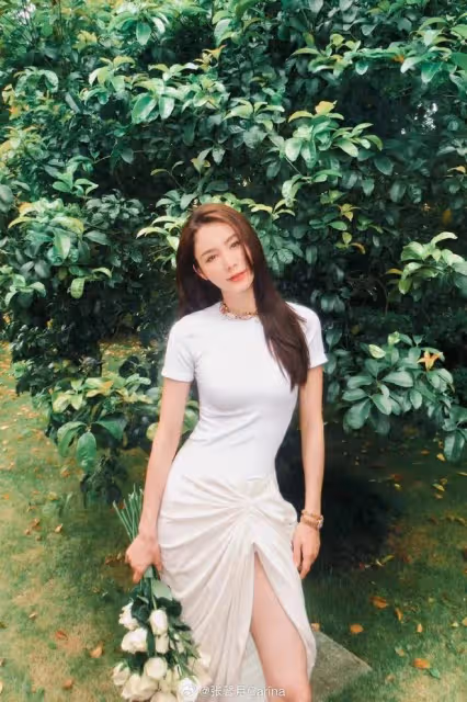 林峯老婆曬近照,穿娜扎同款辣妹褲秀馬甲線,被群嘲很「lou」