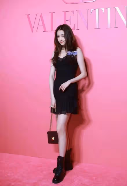 吃了身材的虧!孫儷難得放開穿深V,尷尬曲線被關曉彤秒殺太徹底