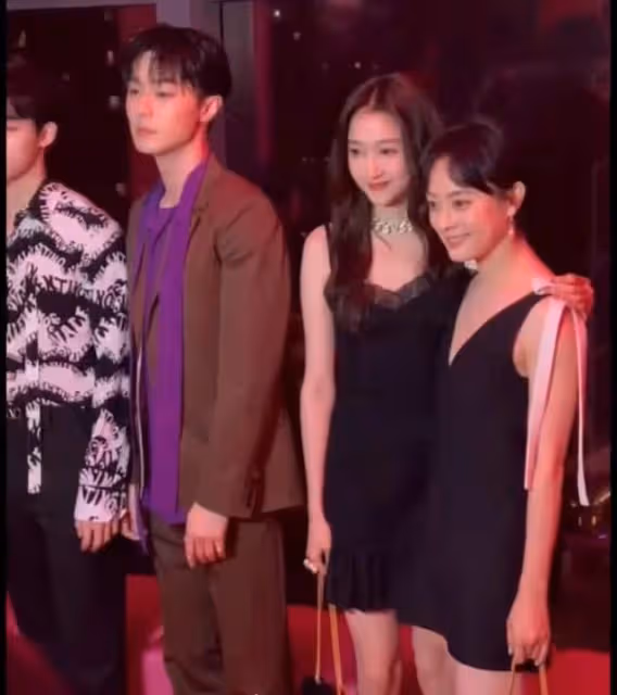 吃了身材的虧!孫儷難得放開穿深V,尷尬曲線被關曉彤秒殺太徹底