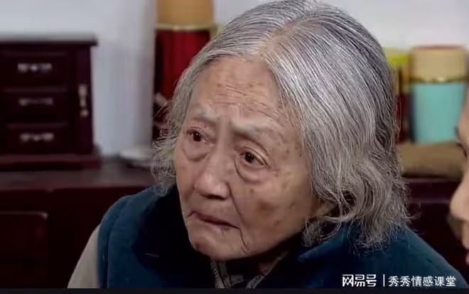 老伴的兒孫8口要來過五一,我躲去女兒家,1周後他喊我去民政局