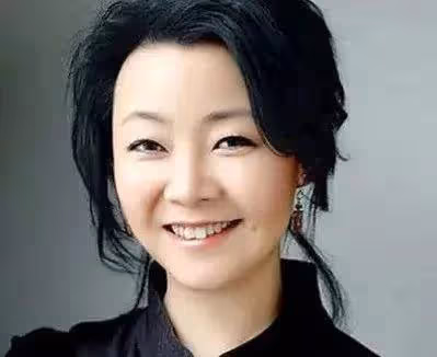 薩日娜:結婚34年只生孩子不做飯,帥氣演員丈夫把她寵成寶