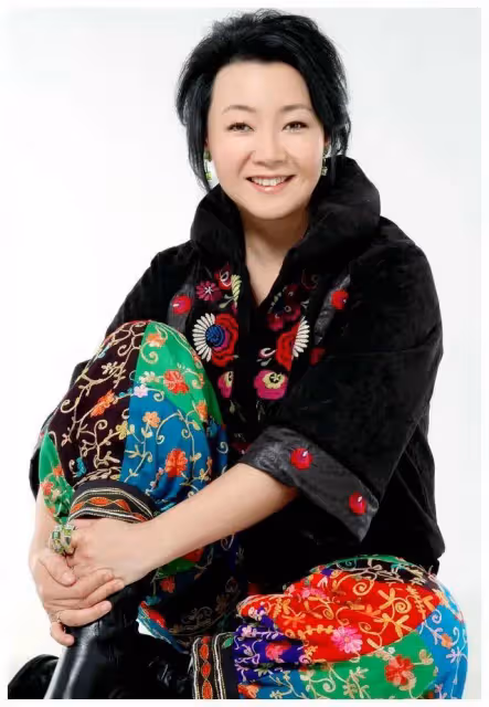 薩日娜:結婚34年只生孩子不做飯,帥氣演員丈夫把她寵成寶
