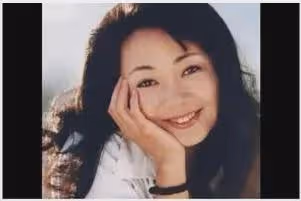 薩日娜:結婚34年只生孩子不做飯,帥氣演員丈夫把她寵成寶