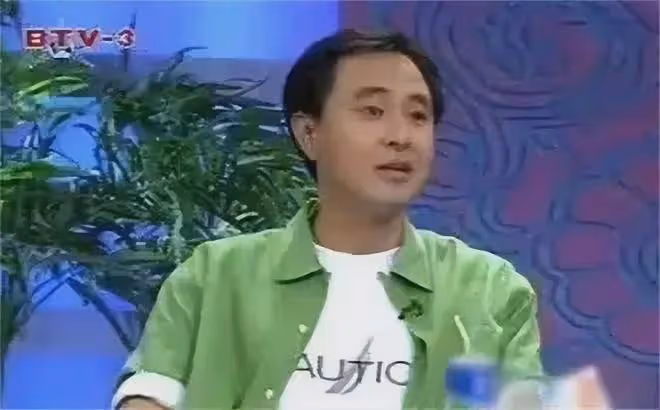 薩日娜:結婚34年只生孩子不做飯,帥氣演員丈夫把她寵成寶