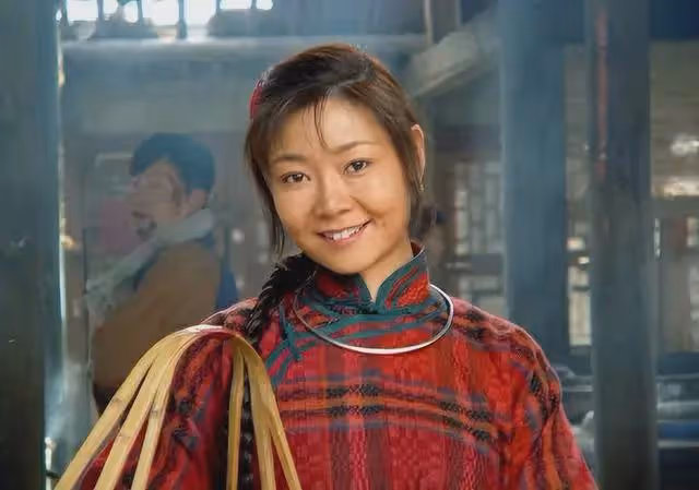 薩日娜:結婚34年只生孩子不做飯,帥氣演員丈夫把她寵成寶