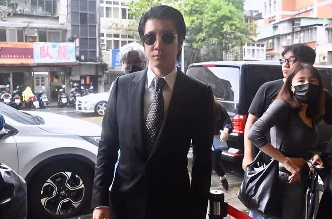 邱瓈寬母親告別儀式:王力宏 張小燕 陳建州抵達靈堂悼念