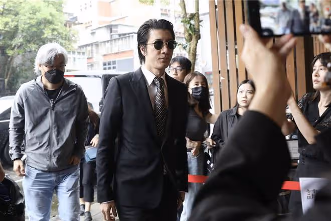 邱瓈寬母親告別儀式:王力宏 張小燕 陳建州抵達靈堂悼念