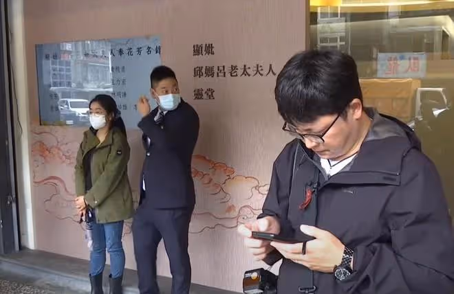 邱瓈寬母親告別儀式:王力宏 張小燕 陳建州抵達靈堂悼念