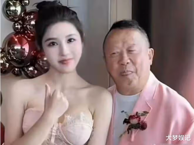 曾志偉與喬妹貼身合影!「一小動作」網友評:的確讓人不舒服