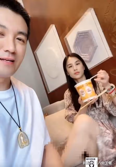 黃聖依直播走光!隱私一覽無餘,楊子也不提醒,還一直往大腿根拍