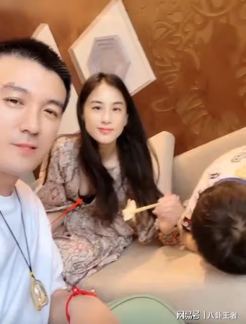 黃聖依直播走光!隱私一覽無餘,楊子也不提醒,還一直往大腿根拍