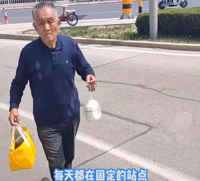 七旬父親心疼兒子開公交車作息不規律,堅持每天到站台送飯