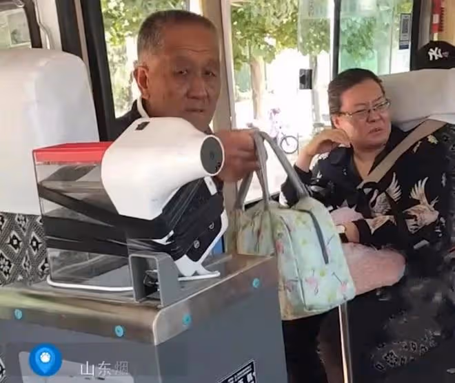 七旬父親心疼兒子開公交車作息不規律,堅持每天到站台送飯