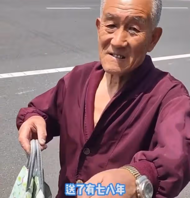 七旬父親心疼兒子開公交車作息不規律,堅持每天到站台送飯
