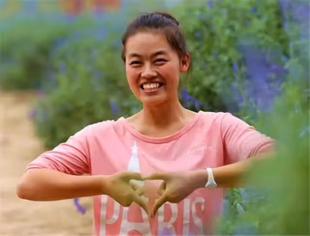 紀實河南女孩王娟6歲失去雙腿,單手爬行12年考入名校,如今怎樣