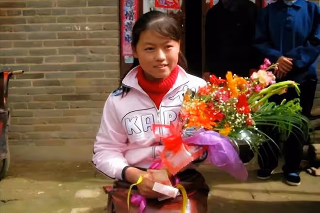 紀實河南女孩王娟6歲失去雙腿,單手爬行12年考入名校,如今怎樣