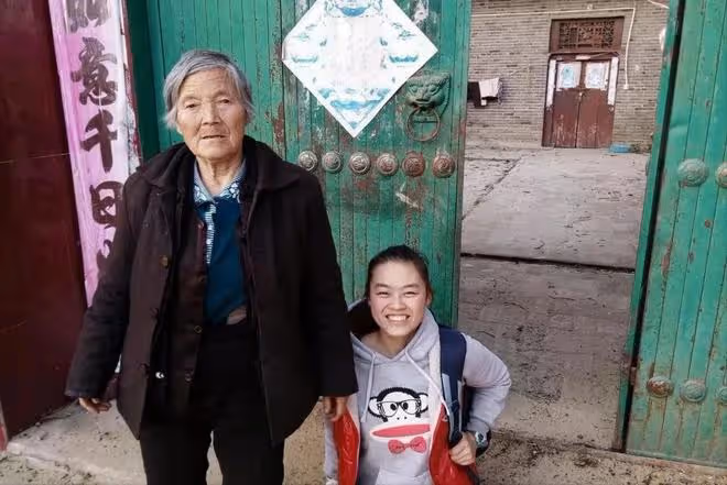 紀實河南女孩王娟6歲失去雙腿,單手爬行12年考入名校,如今怎樣