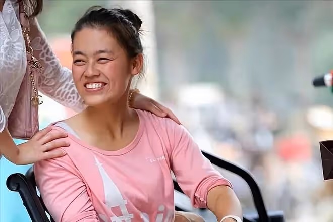 紀實河南女孩王娟6歲失去雙腿,單手爬行12年考入名校,如今怎樣
