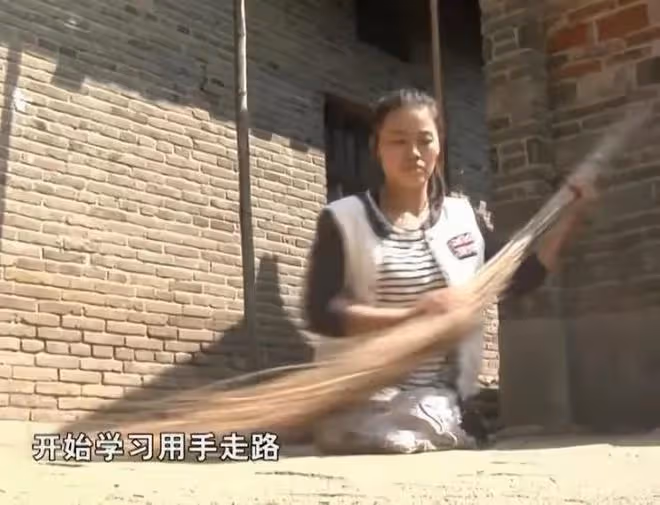 紀實河南女孩王娟6歲失去雙腿,單手爬行12年考入名校,如今怎樣