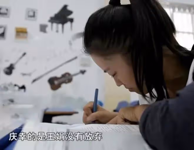 紀實河南女孩王娟6歲失去雙腿,單手爬行12年考入名校,如今怎樣