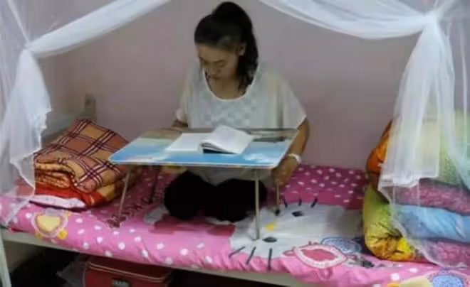 紀實河南女孩王娟6歲失去雙腿,單手爬行12年考入名校,如今怎樣